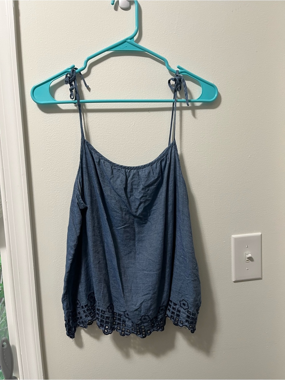 Gap Chambray Denim Spring Summer Tie Strap Cami Tank Top Scallop Edge Embroidery